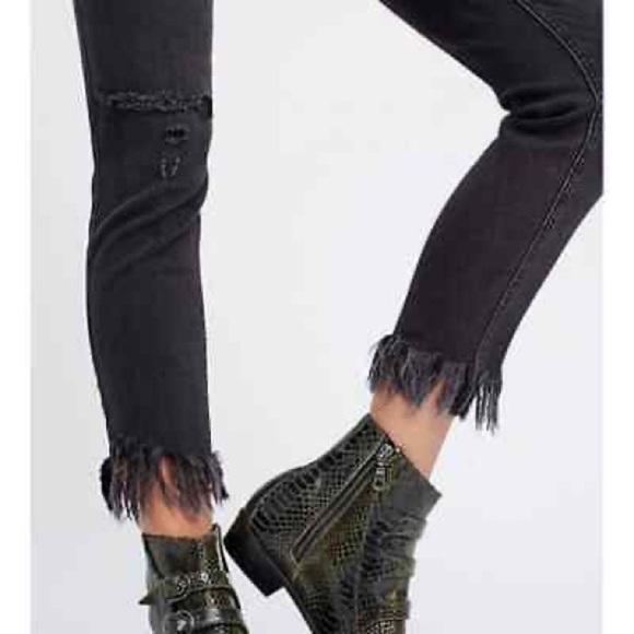 Free People Jeans Women’s Size 6/28 Black Crop skinny Jeans raw hem - Picture 2 of 11